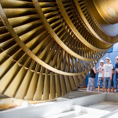 Účastníci exkurze poslouchají ve strojovně temelínské elektrárny zajímavý výklad o turbíně