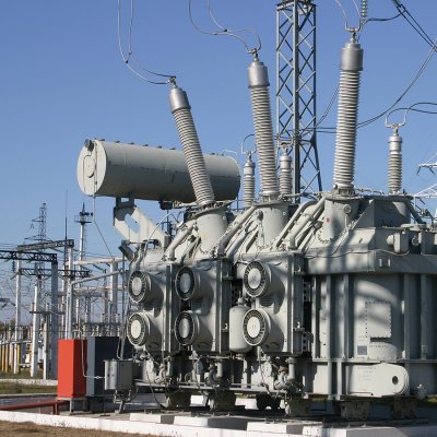 Ochrany transformátoru zahrnují nejen jeho elektrickou část, ale sledují i stav chladicího oleje, průchodek a přítomnost fáze na kostře (Zdroj: © Leonid Shcheglov / stock.adobe.com)