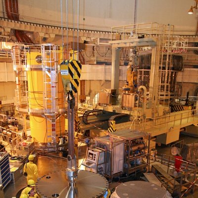 Kontrola víka kontejneru CASTOR před jeho uzavřením v reaktorovém sále (Zdroj: ČEZ, a. s.)