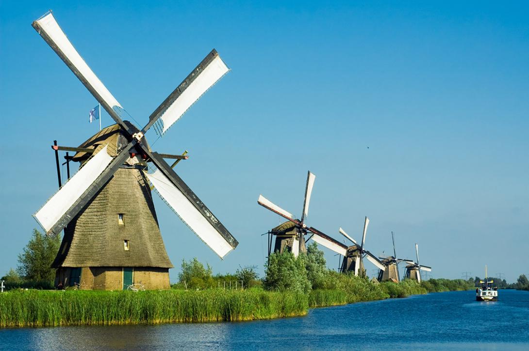 Jeden z mnoha fungujících větrných mlýnů v Holandsku s nataženým oplachtěním (Zdroj: © Eric Gevaert / stock.adobe.com)