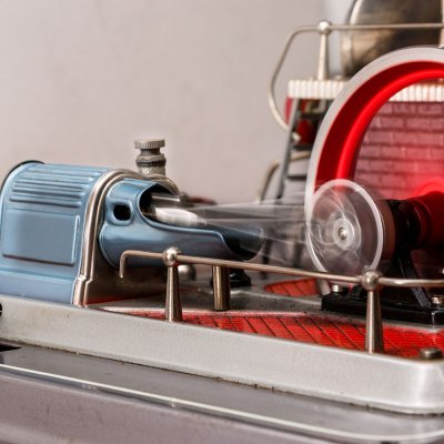 Již v dobách parních strojů se využívaly masivní setrvačníky k akumulaci energie a k překlenutí mrtvého chodu motoru (Zdroj: © Enrico Lapponi / stock.adobe.com)