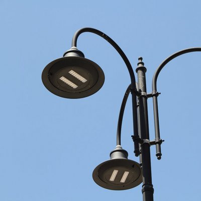 Moderní lampy veřejného osvětlení s instalovanými úspornými LED zdroji (Zdroj: © maho / stock.adobe.com)