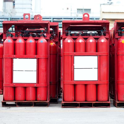 Sady tlakových lahví s vodíkem jsou připraveny na transport k zákazníkům (Zdroj: © Nattawut Thammasak / stock.adobe.com)