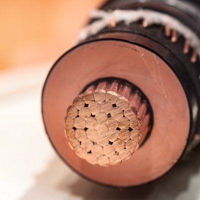 Na průřezu vysokonapěťovým kabelem jsou jasně vidět jeho hlavní části – jádro, izolace, polovodivá páska, stínění a vnější plášť (Zdroj: © nordroden / stock.adobe.com)