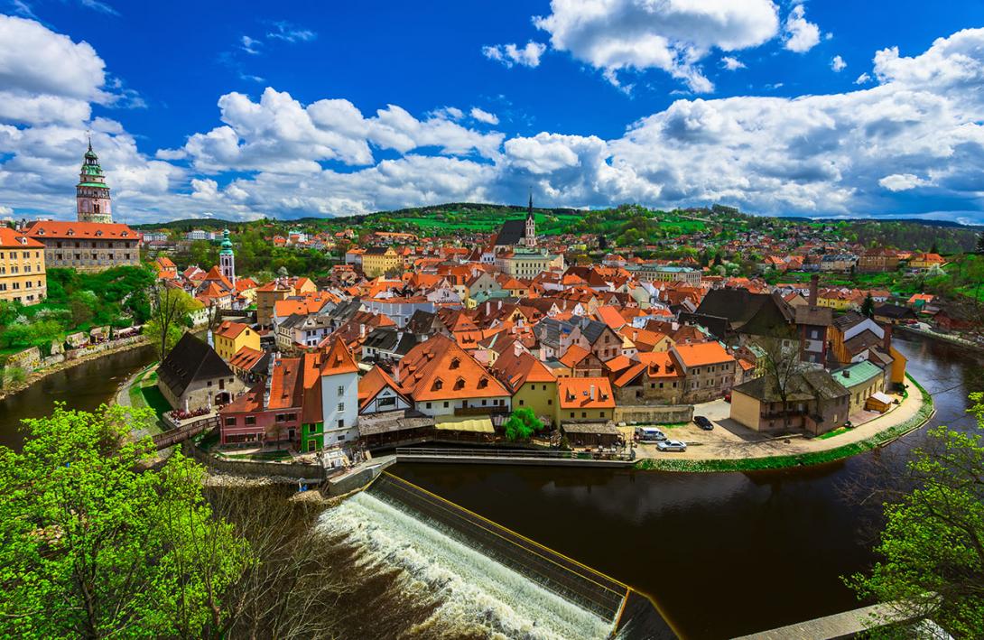Korytem Vltavy v Českém Krumlově protéká přibližně stejné množství vody jako jedinou temelínskou věží (Zdroj: © ekaterina_belova / stock.adobe.com)