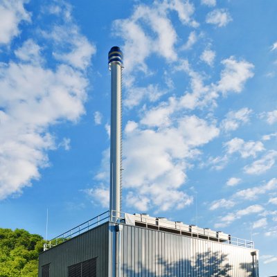 Kontejnerová moderní kogenerační jednotka pro společnou výrobu elektřiny a tepla (Zdroj: © Petair / stock.adobe.com)