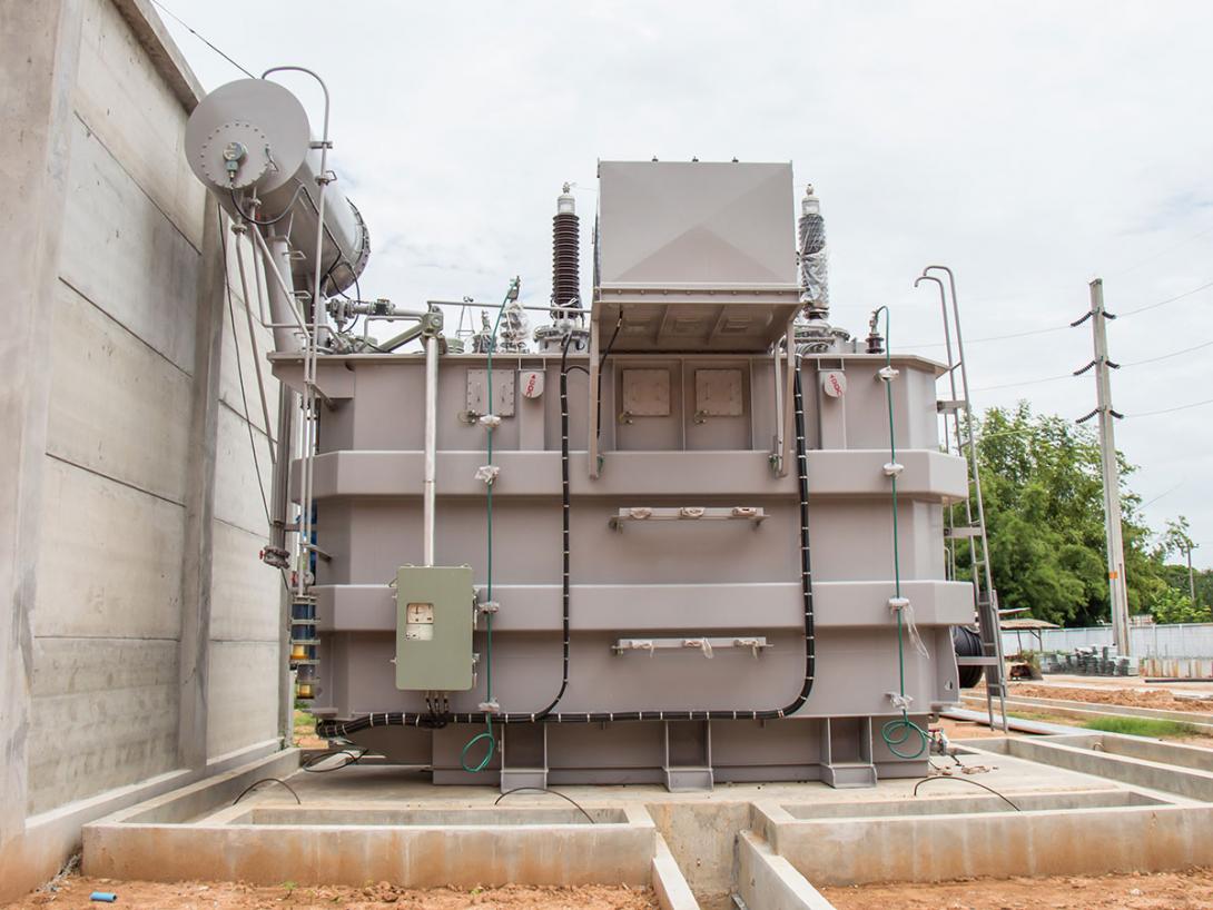 Distribuční transformátor 110 kV / 22 kV je instalován v boxu nové rozvodny a čeká na zapojení (Zdroj: © nengredeye / stock.adobe.com)