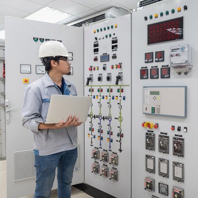 Obsluhující personál kontroluje nastavení ovládacích panelů v řídicí místnosti elektrické stanice (Zdroj: © ETAJOE / stock.adobe.com)