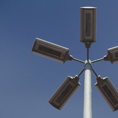 LED světla na vysokém stožáru mohou rovnoměrně osvětlit velkou plochu (Zdroj: © embeki / stock.adobe.com)