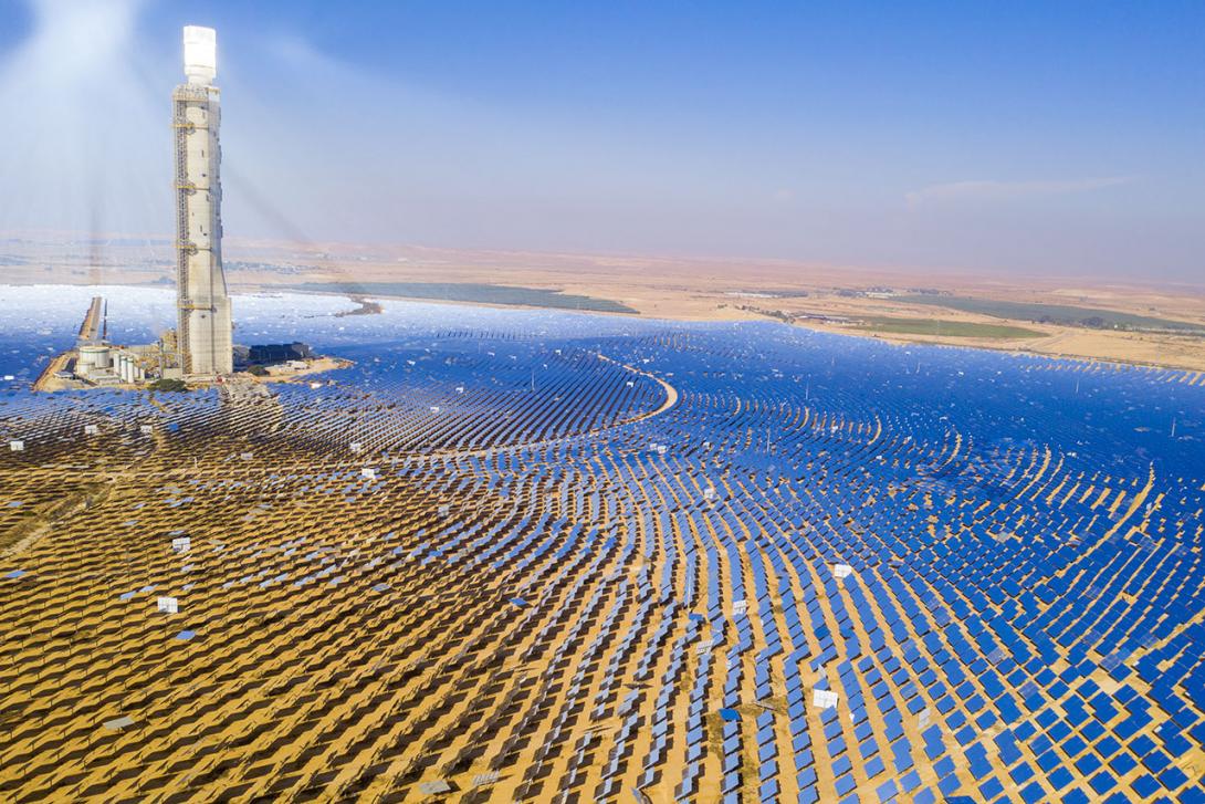Tisíce zrcadel odrážejí sluneční paprsky a koncentrují je do absorbéru na vrcholku centrální věže (Zdroj: © visivasnc / stock.adobe.com)