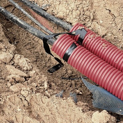 Bezpečnostní ochranná ohebná trubice (chránička) zabraňuje případnému mechanickému poškození elektrických kabelů uložených v zemi (Zdroj: © rdonar / stock.adobe.com)