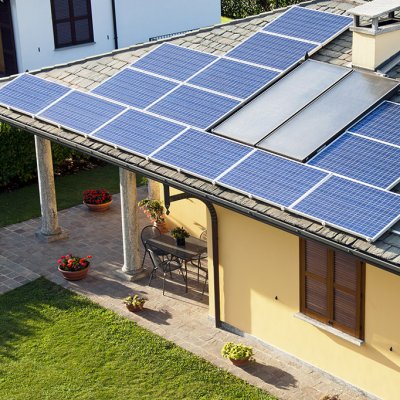 Kombinace solárních termálních a fotovoltaických panelů na střeše rodinného domu (Zdroj: © atm2003 / stock.adobe.com)