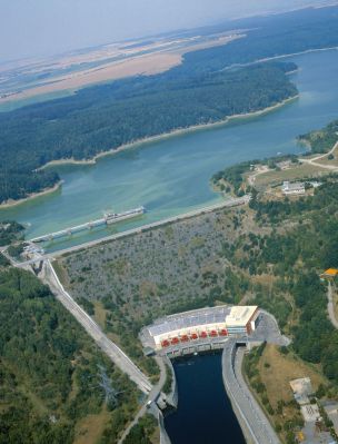 Unikátní stavba elektrárny – zahnutá do oblouku, 100 m vysoká hráz a „Dalešické moře“ (Zdroj: ČEZ, a. s.)