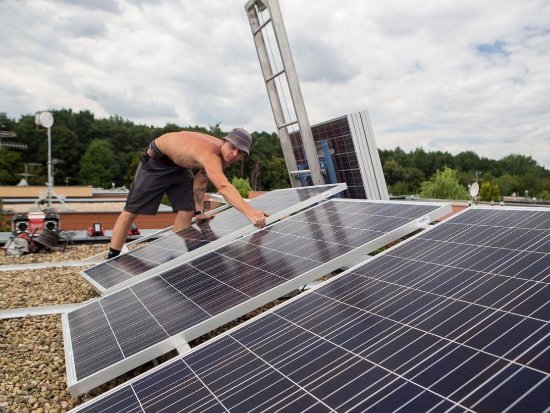 Instalací fotovoltaické elektrárny na střeše rodinného domu se zákazník také stává výrobcem elektrické energie, čímž zvyšuje svou energetickou soběstačnost (Zdroj: ČEZ, a. s.)
