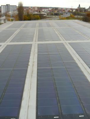Fotovoltaické pásy na střeše malé vodní elektrárny Přelouč (Zdroj: ČEZ, a. s.)