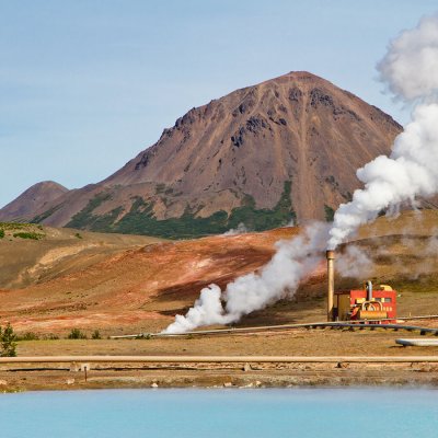 Geotermální elektrárna na severu Islandu je postavena hned vedle tyrkysového jezera (Zdroj: © Oleg Totskyi / stock.adobe.com)