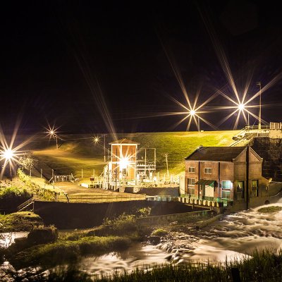 Noční, téměř pohádková scenérie malé vodní elektrárny v Brazílii (Zdroj: © Luciano Queiroz / stock.adobe.com)