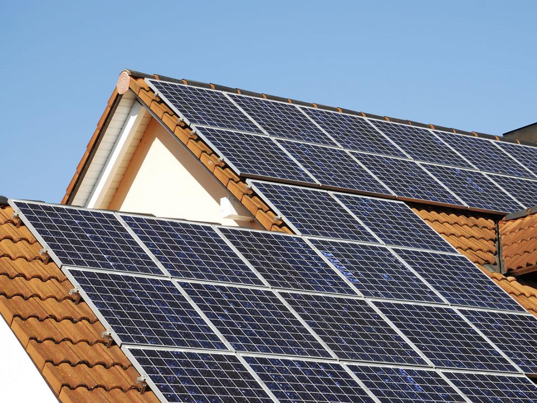 Častým místem instalace solárních panelů jsou střechy obytných budov (Zdroj: © manfredxy / stock.adobe.com)