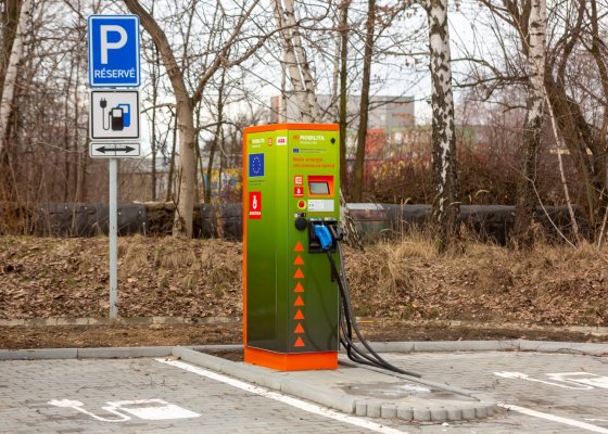 Unipetrol pokračuje ve spolupráci s ČEZ v rozšiřování nabídky sítě Benzina o elektrickou energii. Nově v Ostravě, Plzni a Hradci nad Svitavou.