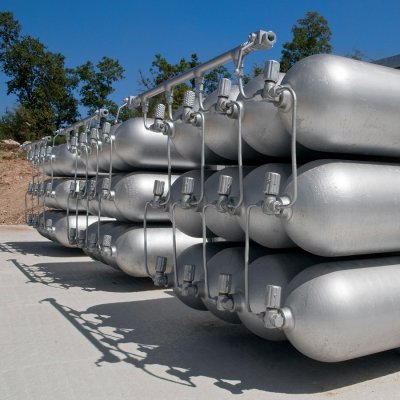 Baterie tlakových lahví pro uskladnění vyrobeného metanu (Zdroj: © AP / stock.adobe.com)