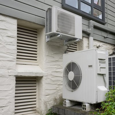 Tepelná čerpadla a klimatizace pracují na stejném principu, liší se jen ve směru přenosu tepla (Zdroj: © Christian Delbert / stock.adobe.com)
