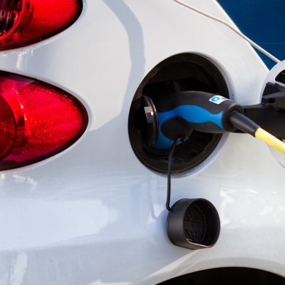 Namísto hrdla nádrže mají elektrická auta nabíjecí konektor (Zdroj: © bmf-foto.de / stock.adobe.com)