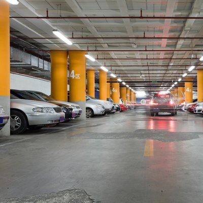 Trendem poslední doby jsou vícepodlažní parkovací domy ukrývající velké množství aut, která pak nepřekážejí v ulicích (Zdroj: © 06photo / stock.adobe.com)