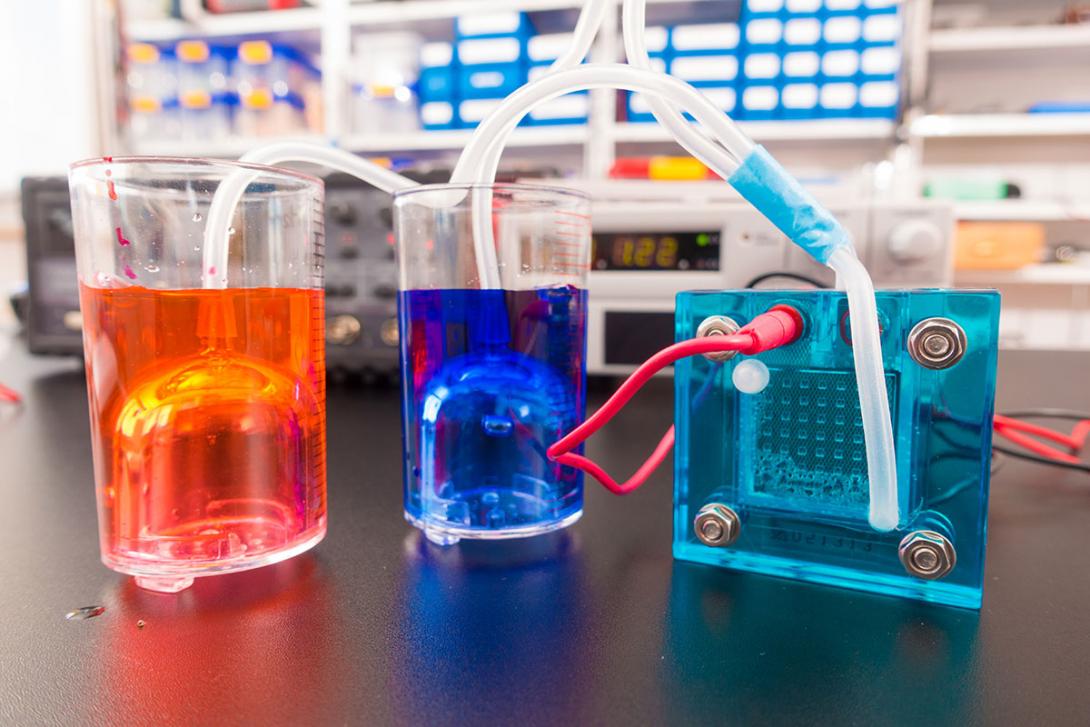 Cílem laboratorních výzkumů v oblasti palivových článků je nalezení nejlepší kombinace materiálů elektrod, elektrolytu a pracovních látek (Zdroj: © science photo / stock.adobe.com)