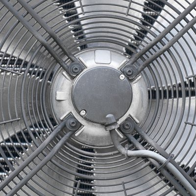 Vrtule pomaluběžného ventilátoru tepelného čerpadla zabezpečuje potřebný průtok vzduchu přes výparník (Zdroj: © Calek / stock.adobe.com)