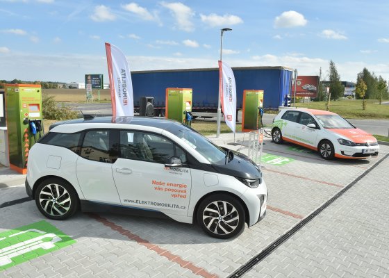 ČEZ pokračuje ve výstavbě veřejných rychlodobíjecích stanic pro elektromobily. Část sítě vzniká díky evropskému grantu.