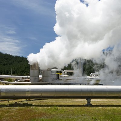 Tepelná energie z vulkanického pole Taupo je využita v elektrárně Wairakei v centrální části severního ostrova Nového Zélandu (Zdroj: © PhotoImage / stock.adobe.com)