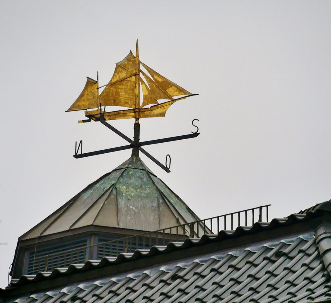 U nás je často k vidění větrná korouhvička s plechovým kohoutem. V zemích, kde mají moře, se asi víc hodí plachetnice (Zdroj: © Clarini / stock.adobe.com)