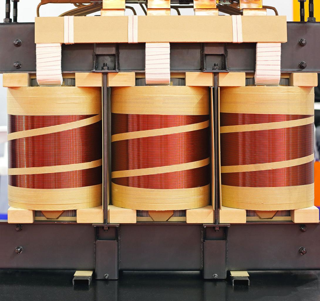 Třífázový transformátor má primární i sekundární cívky pro každou fázi navinuty na samostatných magnetických jádrech (Zdroj: © markobe / stock.adobe.com)