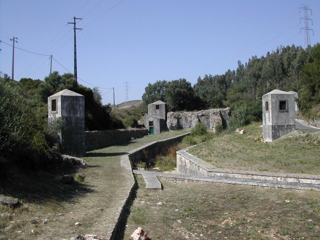 Zbytky římské hráze v Belas (Portugalsko), která byla postavena ve 3. století za účelem zásobování vodou města Olisipo (Zdroj: Wikipedia.org)