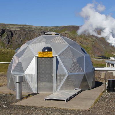 Geotermální vrt poblíž druhé největší elektrárny Nesjavellir na Islandu (Zdroj: © Christian / stock.adobe.com)