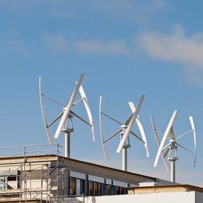 Trojice vertikálních Darrieových turbín s rotory typu H (Zdroj: © fefufoto / stock.adobe.com)