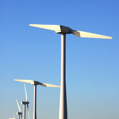 Řada moderních dvoulistých větrných turbín, Holandsko (Zdroj: © surpasspro / stock.adobe.com)