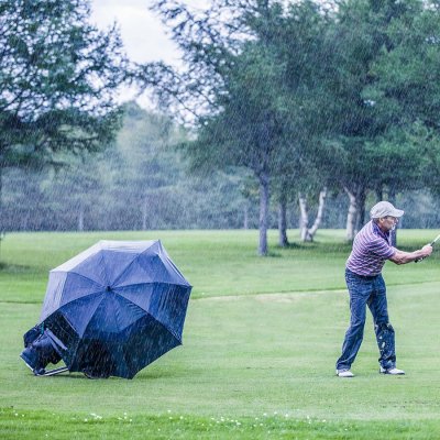 Kovová hůl v rukou golfisty za bouřky může působit jako hromosvod a přitahovat blesky z okolí (Zdroj: © aetb / stock.adobe.com)