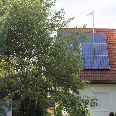 Fotovoltaická elektrárna s bateriovým úložištěm na střeše rodinného domu v Praze (Zdroj: ČEZ, a. s.)