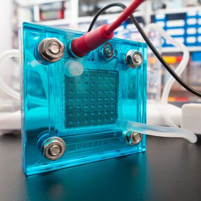 Laboratorní prototyp palivového článku je trubičkami propojen se zdrojem vodíku a kyslíku, výstupní napětí je snímáno voltmetrem (Zdroj: © science photo / stock.adobe.com)