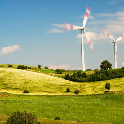 Dvě větrné elektrárny umístěné ve venkovské krajině v italské oblasti Molise (Zdroj: © ELyrae / stock.adobe.com)