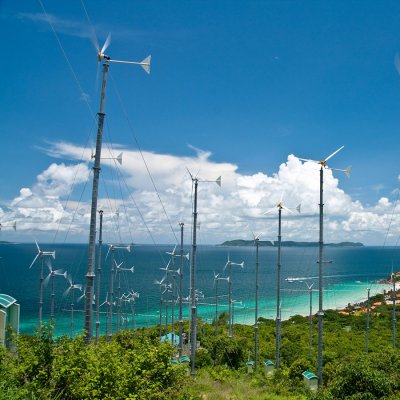 Malé větrné turbínky na úpatí ostrova Lan Island nedaleko města Pattaya, Thajsko (Zdroj: © MountainDeaw / stock.adobe.com)