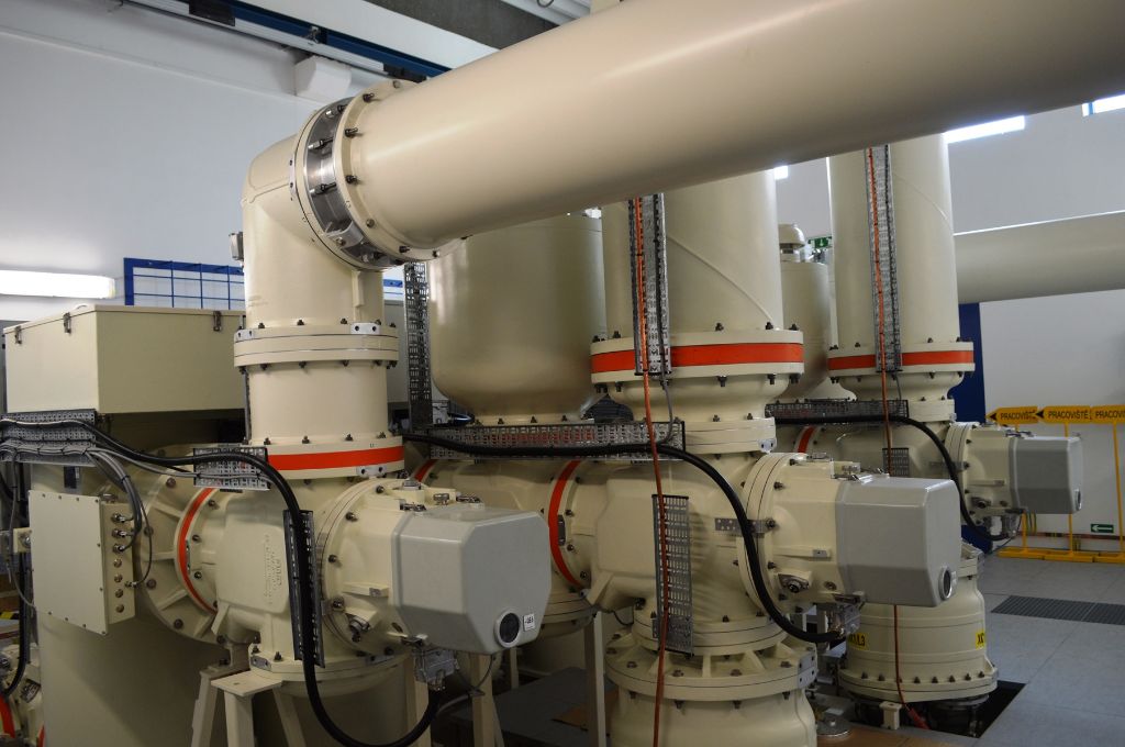 Technologie zapouzdřených rozvoden napěťových úrovní 110 a 22 kV v ostravské části Fifejdy se nachází v nově postavené budově (Zdroj: ČEZ, a. s.)