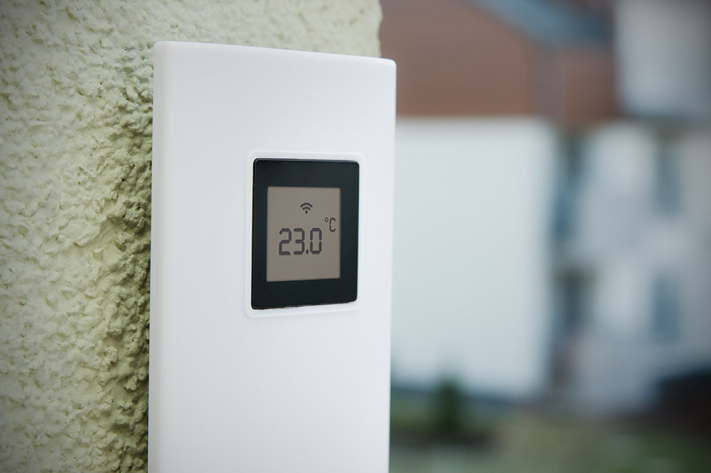 Externí teplotní čidlo na vnější fasádě domu je součástí domácí meteostanice zapojené do řídicí jednotky chytrého domu (Zdroj: © Proxima Studio / stock.adobe.com)