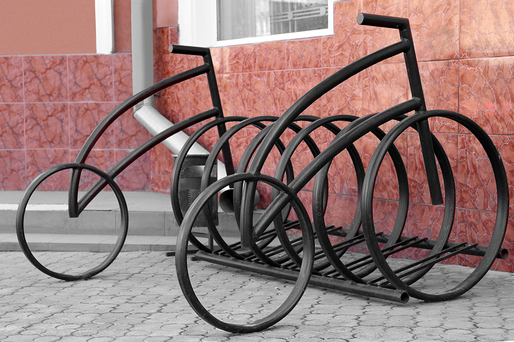 Stylový trubkový stojan na kola, instalovaný na veřejném prostranství (Zdroj: © Africa Studio / stock.adobe.com)