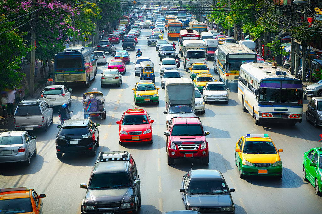 Velkým problémem měst je přehuštěná doprava a všechna negativa z ní plynoucí (Zdroj: © adisa / stock.adobe.com)