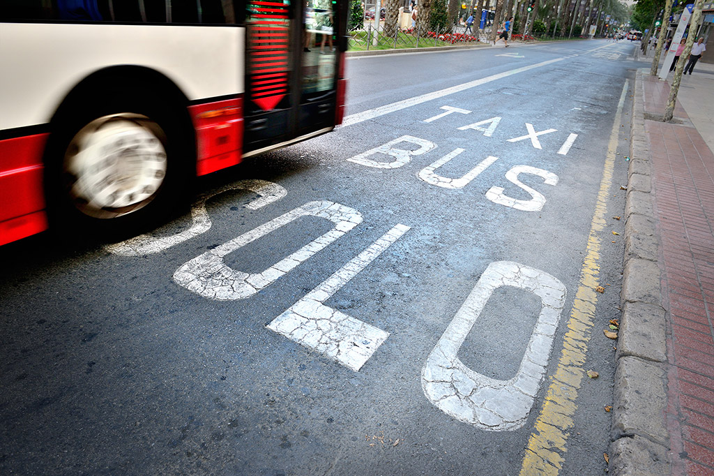 Vyhrazené pruhy a právo přednostní jízdy přes křižovatky zvýhodňující městskou hromadnou dopravu je součástí dopravní infrastruktury mnoha měst (Zdroj: © connel_design / stock.adobe.com)