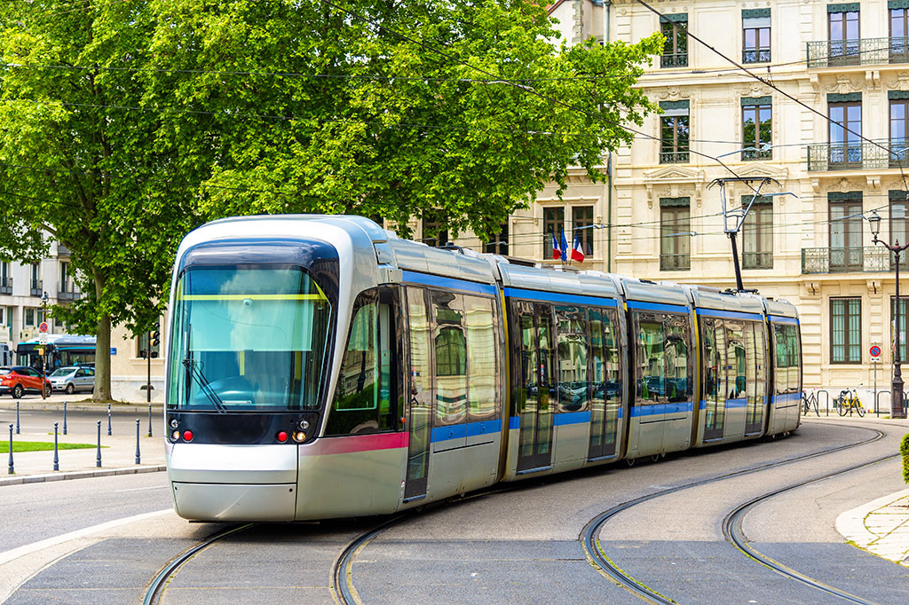 Moderní ekologická tramvajová doprava ve francouzském městě Grenoble (Zdroj: © Leonid Andronov / stock.adobe.com)