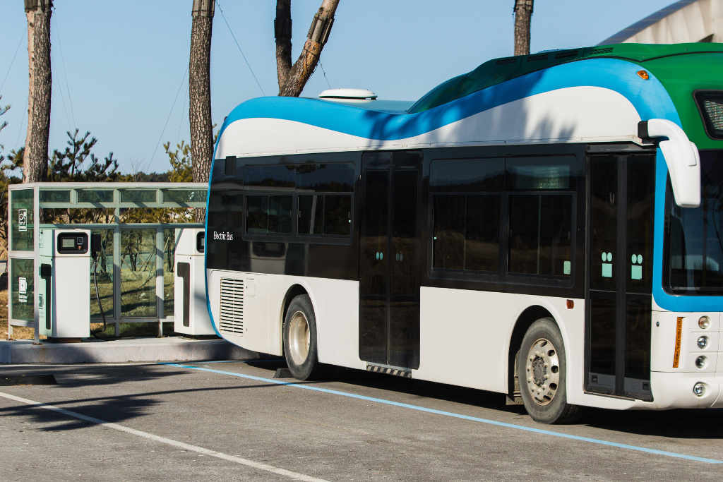Provoz linkového městského autobusu na alternativní elektrický pohon musí v harmonogramu jízd počítat s delší dobou nabíjení (Zdroj: © scharfsinn86 / stock.adobe.com)