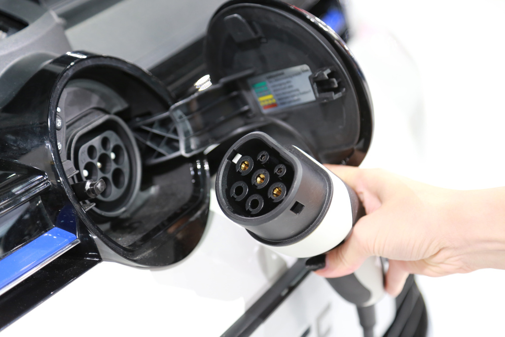 K dalším výhodám elektromobilů patří asi třetinové provozní náklady oproti autům se spalovacím motorem (Zdroj: © ksch / stock.adobe.com)